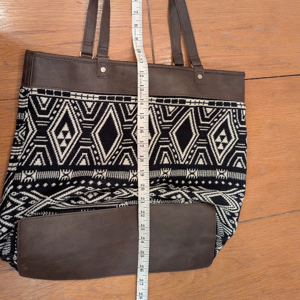 Elegant Black and White Geometric Tote - Picture 4 of 8